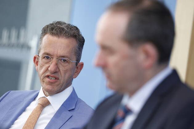 Dr. Joachim Streit, FREIE WÄHLER, Hubert Aiwanger, Bundesvorsitzender FREIE WÄHLER, Deutschland, Berlin, Bundespressekonferenz, Thema: Verfassungsbeschwerde gegen das Infektionsschutzgesetz *** Dr Joachim Streit, FREIE WÄHLER, Hubert Aiwanger, Federal Chairman FREIE WÄHLER, Germany, Berlin, Federal Press Conference, Topic Constitutional Complaint against the Infection Protection Act