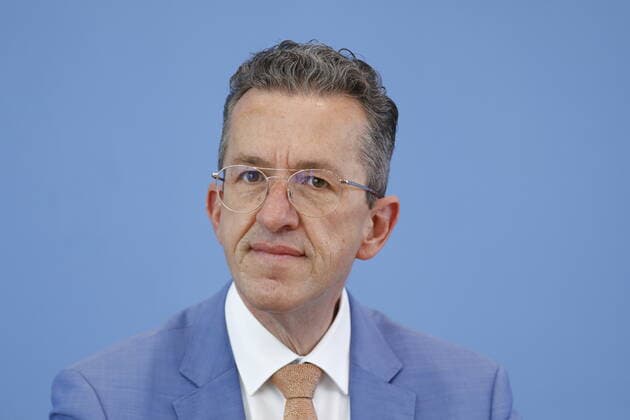Dr. Joachim Streit, FREIE WÄHLER, Deutschland, Berlin, Bundespressekonferenz, Thema: Verfassungsbeschwerde gegen das Infektionsschutzgesetz *** Dr Joachim Streit, FREIE WÄHLER, Germany, Berlin, Federal Press Conference, Topic Constitutional Complaint against the Infection Protection Act