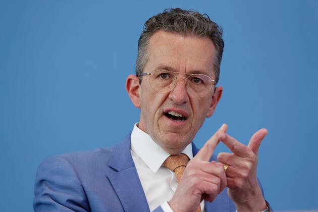 Joachim Streit 2021-04-21, Deutschland, Berlin - Bundespressekonferenz: Vertreter der Freien Wähler erläutern ihre Verfassungsbeschwerde gegen das Infektionsschutzgesetz der Bundesregierung. Im Bild Dr. Joachim Streit, Freie Wähler und Landrat, und Hubert Aiwanger, Bundesvorsitzender Freie Wähler. *** Joachim Streit 2021 04 21, Germany, Berlin Federal Press Conference Representatives of the Free Voters explain their constitutional complaint against the infection protection law of the Federal Government In the picture Dr Joachim Streit, Free Voters and District Administrator, and Hubert Aiwanger, Federal Chairman Free Voters