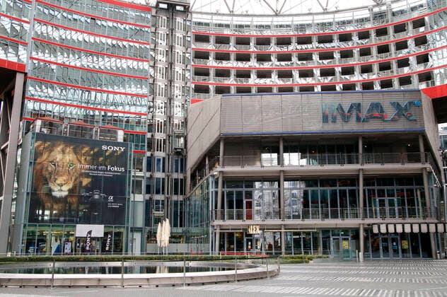 A nearly deserted Sony Center as a result of the Corona Lockdown Theme image, symbol image Berlin, 22 04 2021 Foto:xA.xBuggex xFuturexImage