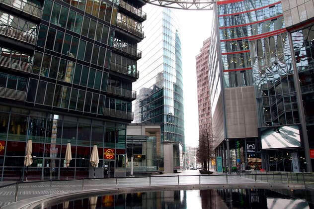 An almost deserted Sony Center as a result of the Corona Lockdown Theme image, symbol image Berlin, 22 04 2021 Foto:xA.xBuggex xFuturexImage