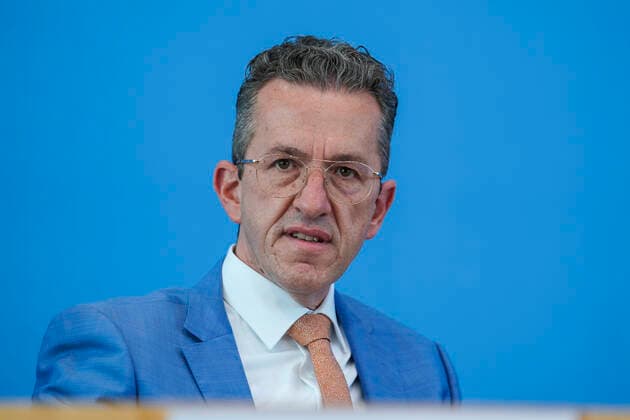 Bundespressekonferenz zum Thema Verfassungsbeschwerde gegen das Infektionsschutzgesetz der Partei Freie Waehler Aktuell, 01.04.2021, Berlin, Dr. Joachim Streit Freien Waehler im Portrait bei der Bundespressekonferenz zum Thema Verfassungsbeschwerde gegen das Infektionsschutzgesetz Berlin Berlin Deutschland *** Federal press conference to the topic constitutional complaint against the infection protection law of the party free voters current, 01 04 2021, Berlin, Dr Joachim Streit free voters in the portrait with the federal press conference to the topic constitutional complaint against the infection protection law Berlin Berlin Germany