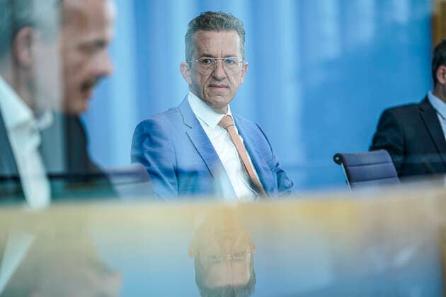Bundespressekonferenz zum Thema Verfassungsbeschwerde gegen das Infektionsschutzgesetz der Partei Freie Waehler Aktuell, 01.04.2021, Berlin, Dr. Joachim Streit Freien Waehler im Portrait bei der Bundespressekonferenz zum Thema Verfassungsbeschwerde gegen das Infektionsschutzgesetz Berlin Berlin Deutschland *** Federal press conference to the topic constitutional complaint against the infection protection law of the party free voters current, 01 04 2021, Berlin, Dr Joachim Streit free voters in the portrait with the federal press conference to the topic constitutional complaint against the infection protection law Berlin Berlin Germany