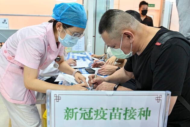 GUANGZHOU, CHINA - APRIL 22: Taiwan compatriots register personal information prior to receiving COVID-19 vaccines free of charge at a hospital on April 22, 2021 in Guangzhou, Guangdong Province of China.  Copyright: xVCGx CFP111326829021