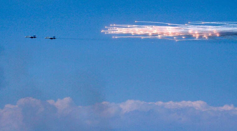 Bilder des Jahres 2021, News 04 April News Themen der Woche KW16 News Bilder des Tages CRIMEA, RUSSIA â€“ APRIL 22, 2021: Sukhoi Su-30SM fighter aircraft create thermal noise during an exercise by various branches of the Russian Armed Forces at the Opuk training ground. The exercise involves units of Russian combined-arms army, large units of the Russian Air Force and Air Defence Force, as well as warships, ships, and coastal defence units of the Black Sea Fleet, part of the Caspian Flotilla and units of the Russian Airborne Forces. Sergei Malgavko TASS  TS0FDAE4