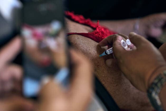 April 22, 2021, Franca, Sao Paulo, Brazil: Nurse applies vaccine against covid-19 to elderly in drive-thru in Franca. Brazil applied at least the first dose to more than 27 million people. The country has the highest number of deaths per million inhabitants caused by the coronavirus, with more than 381 thousand victims. Franca Brazil - ZUMAv129 20210422_znp_v129_010 Copyright: xIgorxDoxValex