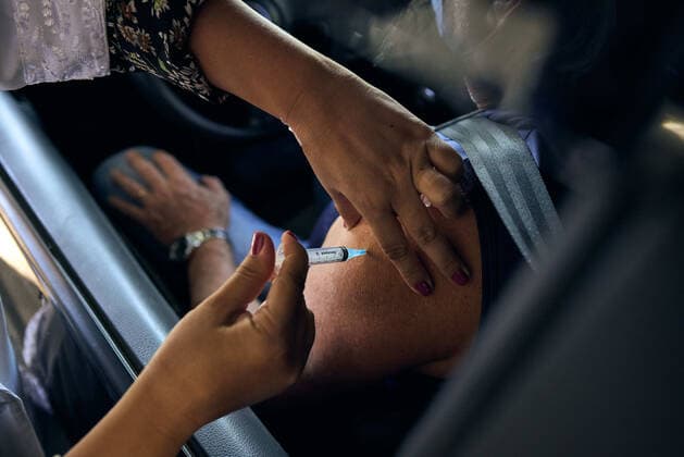 April 22, 2021, Franca, Sao Paulo, Brazil: Nurse applies vaccine against covid-19 to elderly in drive-thru in Franca. Brazil applied at least the first dose to more than 27 million people. The country has the highest number of deaths per million inhabitants caused by the coronavirus, with more than 381 thousand victims. Franca Brazil - ZUMAv129 20210422_znp_v129_012 Copyright: xIgorxDoxValex