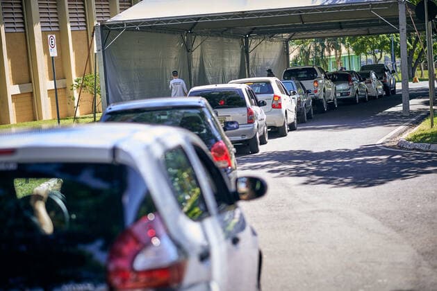 April 22, 2021, Franca, Sao Paulo, Brazil: Line of cars to receive the covid-19 vaccine at drive-thru in Franca. Brazil applied at least the first dose to more than 27 million people. The country has the highest number of deaths per million inhabitants caused by the coronavirus, with more than 381 thousand victims. Franca Brazil - ZUMAv129 20210422_znp_v129_013 Copyright: xIgorxDoxValex