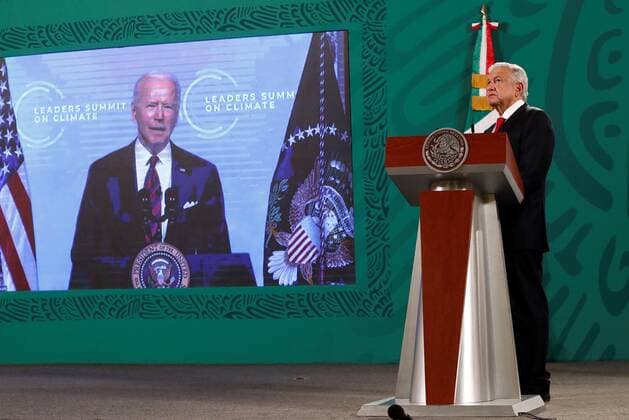 Mexican President Andres Manuel Lopez Obrador hears US President Joe Biden as he takes part at the climate summit from the National Palace in Mexico City, Mexico, 22 April 2021. Lopez Obrador assured this Thursday that the country seeks to generate clean and cheap energy through hydroelectric plants, although in turn he defended the use of oil for the domestic market. I begin by explaining that although we have discovered three large hydrocarbon deposits, the oil will basically be used to meet the demand for fuels in the domestic market, he said at the Climate Leaders Summit. Lopez Obrador calls for the use of clean energy but defends exploiting crude oil !ACHTUNG: NUR REDAKTIONELLE NUTZUNG!  Copyright: xJoséxMéndezx MEX045 20210422-637547276549276386