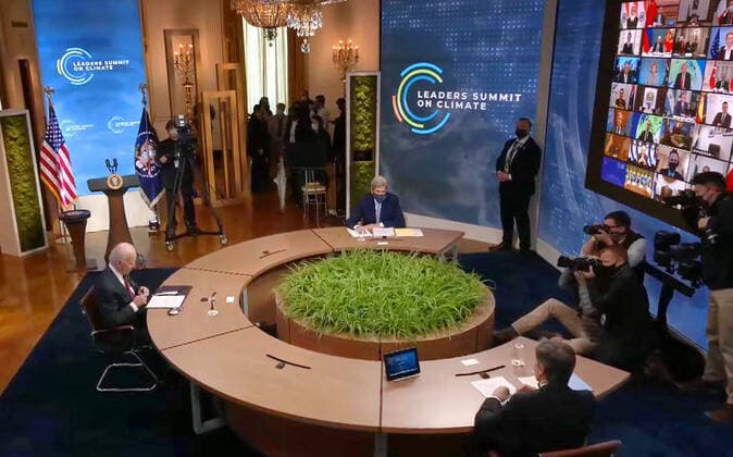 Bilder des Jahres 2021, News 04 April News Themen der Woche KW16 Online climate summit U.S. President Joe Biden (L) attends a virtual climate summit amid the coronavirus pandemic on April 22, 2021, as seen in this screenshot image. 