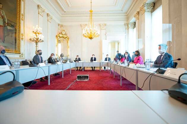 Pan shot in the Federal Chancellery Vienna: Video conference of the Federal Government and reopening committee Kameraschwenk zu Beginn der Videokonferenz der Bundesregierung mit Expertinnen und Experten, den Sozialpartnern und den Landeshauptleuten zum Thema Geplante Öffnungsschritte . Im Bild: Gesundheitsminister Wolfgang Mückstein, Bundeskanzler Sebastian Kurz (ÖVP) sowie Vizekanzler Werner Kogler (GRÜNE) sowie die Landeshauptleute sowie Expertinnen und Experten. Wien, Österreich. 23.04.2021