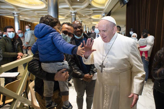 Bilder des Jahres 2021, Entertainment 04 April Entertainment Themen der Woche KW16 Entertainment Bilder des Tages April 21,2021 : Pope Francis went to the atrium of the Paul VI Hall to visit people in need welcomed and accompanied by some Roman associations while they were waiting to be vaccinated at the Vatican  Copyright: x VATICANxMEDIAx CPPx xIPAx x CatholicxPressxPhotox