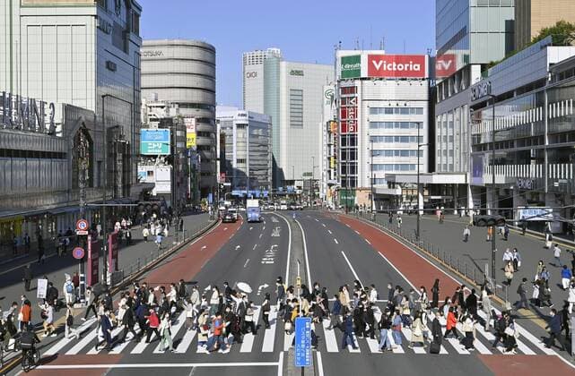 News Bilder des Tages COVID-19 state of emergency declared for Tokyo, Osaka region People wearing face masks walk in Tokyo s Shinjuku area on April 23, 2021. Prime Minister Yoshihide Suga declared a state of emergency the same day in Tokyo and the western Japan prefectures of Osaka, Kyoto and Hyogo amid a rapid resurgence of coronavirus infections. 