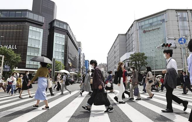 COVID-19 state of emergency declared for Tokyo, Osaka region People wearing face masks walk in Kyoto on April 23, 2021. Prime Minister Yoshihide Suga declared a state of emergency the same day in Tokyo and the western Japan prefectures of Osaka, Kyoto and Hyogo amid a rapid resurgence of coronavirus infections. 