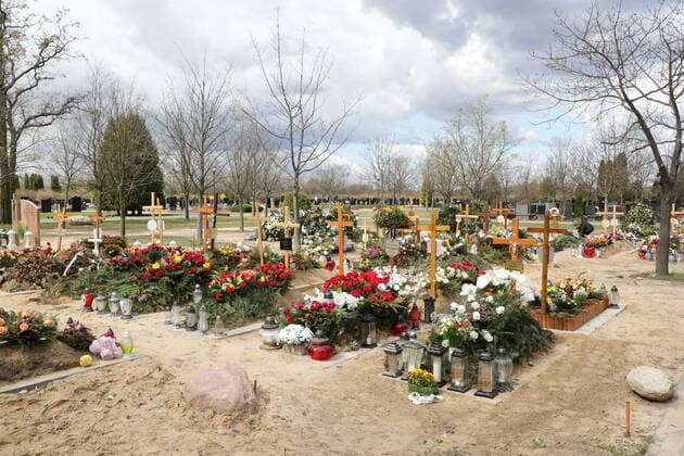 Poland records excess mortality in first quarter of 2021 Photo: Piotr Molecki East News New graves are seen at the Northern Municipal Cemetery on April 23, 2021 in Warsaw, Poland. In the first three months of 2021 Poland recorded almost 140 thousand deaths, which is 25% above the recent average. The country is still struggling with a third wave of the Covid-19 pandemic. 