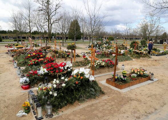Poland records excess mortality in first quarter of 2021 Photo: Piotr Molecki East News New graves are seen at the Northern Municipal Cemetery on April 23, 2021 in Warsaw, Poland. In the first three months of 2021 Poland recorded almost 140 thousand deaths, which is 25% above the recent average. The country is still struggling with a third wave of the Covid-19 pandemic. 