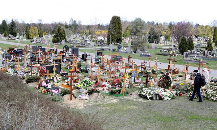 Poland records excess mortality in first quarter of 2021 Photo: Piotr Molecki East News New graves are seen at the Northern Municipal Cemetery on April 23, 2021 in Warsaw, Poland. In the first three months of 2021 Poland recorded almost 140 thousand deaths, which is 25% above the recent average. The country is still struggling with a third wave of the Covid-19 pandemic. 