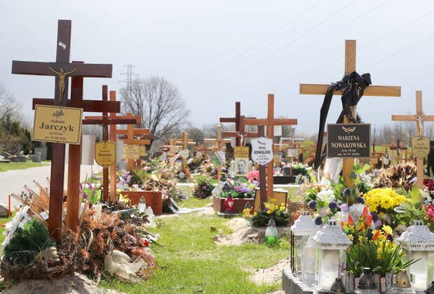 Poland records excess mortality in first quarter of 2021 Photo: Piotr Molecki East News New graves are seen at the Northern Municipal Cemetery on April 23, 2021 in Warsaw, Poland. In the first three months of 2021 Poland recorded almost 140 thousand deaths, which is 25% above the recent average. The country is still struggling with a third wave of the Covid-19 pandemic. 
