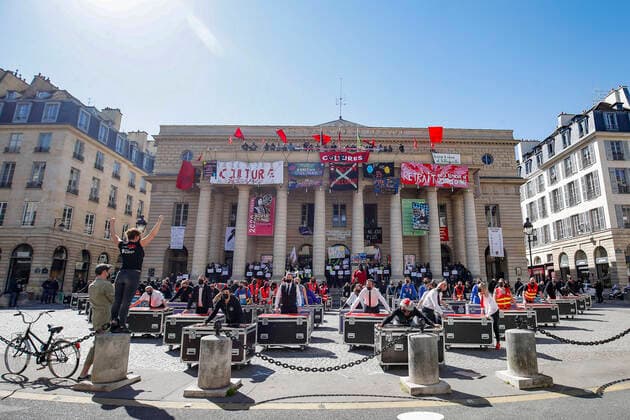 Manifestation des intermittents du spectacle devant le theatre de l Odeon occupe a Paris NEWS : Manifestation devant le theatre de l Odeon occupe - Paris - 23 04 2021 MichaelBaucher Panoramic 