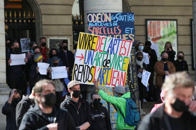Manifestation des intermittents du spectacle devant le theatre de l Odeon occupe a Paris NEWS : Manifestation devant le theatre de l Odeon occupe - Paris - 23 04 2021 MichaelBaucher Panoramic 