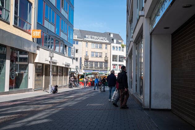 Coronavirus in NRW, impressions from the lockdown in Bonn The Bonn city centre on 23 04 2021 Photo Nearly empty shopping street, here the market bridge Bonn city centre North Rhine Westphalia Germany