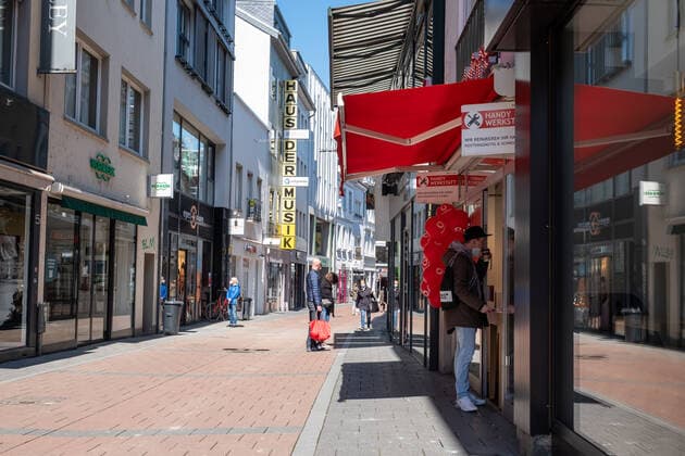 Coronavirus in NRW, impressions from the lockdown in Bonn The Bonn city centre on 23 04 2021 Photo Nearly empty shopping street Bonn city centre North Rhine Westphalia Germany