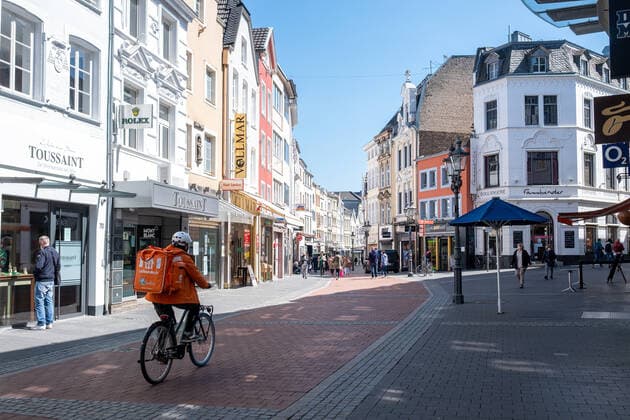 Coronavirus in NRW, impressions from the lockdown in Bonn The Bonn city centre on 23 04 2021 Photo Nearly empty shopping street, here the Sternstrasse Bonn city centre North Rhine Westphalia Germany