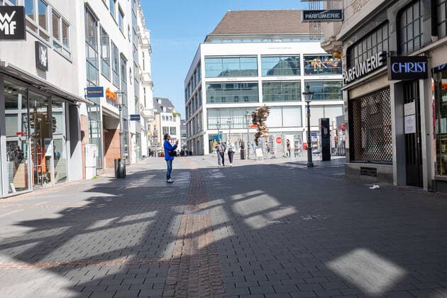 Coronavirus in NRW, impressions from the lockdown in Bonn The Bonn city centre on 23 04 2021 Photo Nearly empty shopping street Bonn city centre North Rhine Westphalia Germany