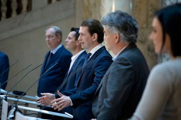 Vienna, Austria: Press conference after the video conference of the Federal Government and the reopening committee Kameraschwenk zu Beginn der Videokonferenz der Bundesregierung mit Expertinnen und Experten, den Sozialpartnern und den Landeshauptleuten zum Thema Geplante Öffnungsschritte . Im Bild: Gesundheitsminister Wolfgang Mückstein, Bundeskanzler Sebastian Kurz (ÖVP), Vizekanzler Werner Kogler (GRÜNE), Elisabeth Köstinger, Landwirtschaftsministerin (ÖVP) sowie . Wien, Österreich. 23.04.2021