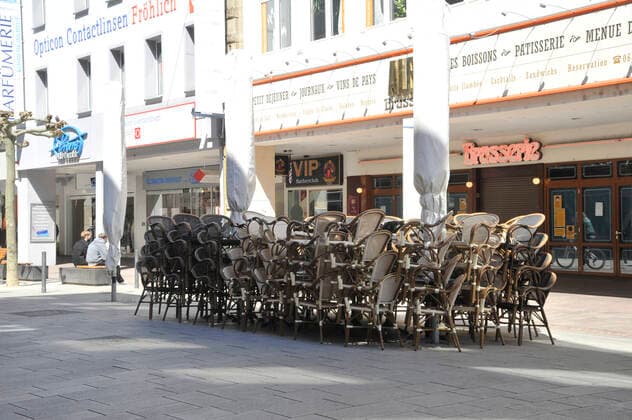 The retail trade in the Saarbrücken city centre and the outdoor gastronomy at the St Johanner Markt will be open on Friday 23 04 2021 for the last day before the federal emergency brake comes into force The sunny weather will once again lure many Saarlanders outdoors on this occasion bub