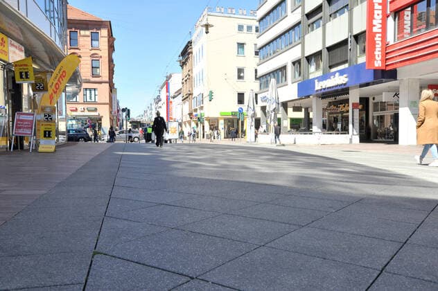 The retail trade in the Saarbrücken city centre and the outdoor gastronomy at the St Johanner Markt will be open on Friday 23 04 2021 for the last day before the federal emergency brake comes into force The sunny weather will once again lure many Saarlanders outdoors on this occasion bub