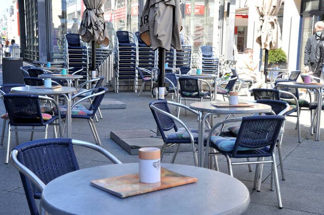 The retail trade in the Saarbrücken city centre and the outdoor gastronomy at the St Johanner Markt will be open on Friday 23 04 2021 for the last day before the federal emergency brake comes into force The sunny weather will once again lure many Saarlanders outdoors on this occasion bub