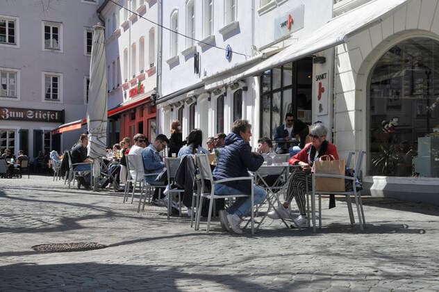 The retail trade in the Saarbrücken city centre and the outdoor gastronomy at the St Johanner Markt will be open on Friday 23 04 2021 for the last day before the federal emergency brake comes into force The sunny weather will once again lure many Saarlanders outdoors on this occasion bub