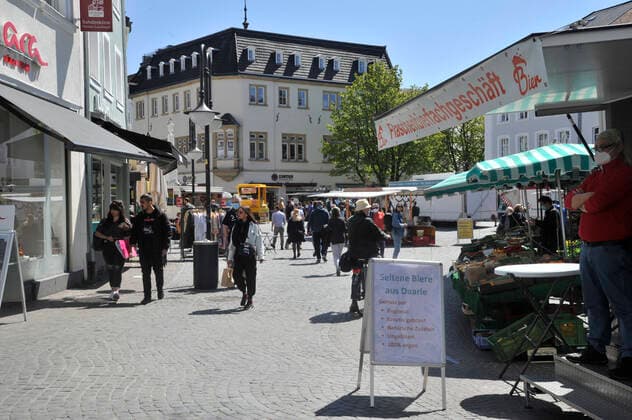 The retail trade in the Saarbrücken city centre and the outdoor gastronomy at the St Johanner Markt will be open on Friday 23 04 2021 for the last day before the federal emergency brake comes into force The sunny weather will once again lure many Saarlanders outdoors on this occasion bub