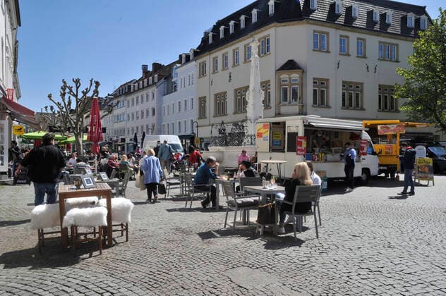 The retail trade in the Saarbrücken city centre and the outdoor gastronomy at the St Johanner Markt will be open on Friday 23 04 2021 for the last day before the federal emergency brake comes into force The sunny weather will once again lure many Saarlanders outdoors on this occasion bub