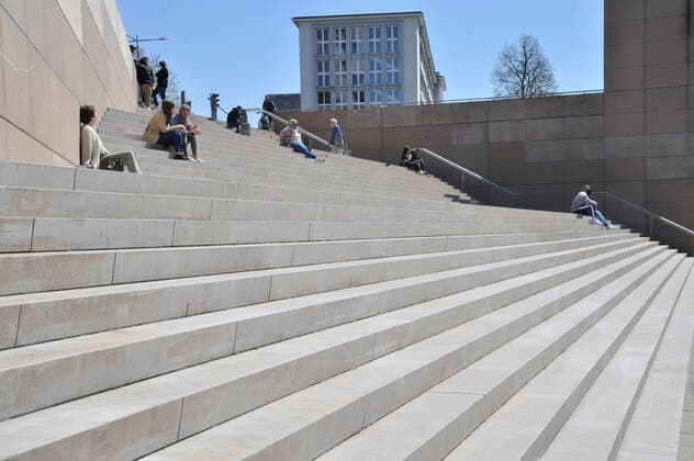 The retail trade in the Saarbrücken city centre and the outdoor gastronomy at the St Johanner Markt will be open on Friday 23 04 2021 for the last day before the federal emergency brake comes into force The sunny weather will once again lure many Saarlanders outdoors on this occasion bub