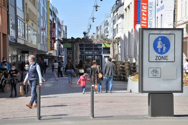 The retail trade in the Saarbrücken city centre and the outdoor gastronomy at the St Johanner Markt will be open on Friday 23 04 2021 for the last day before the federal emergency brake comes into force The sunny weather will once again lure many Saarlanders outdoors on this occasion bub