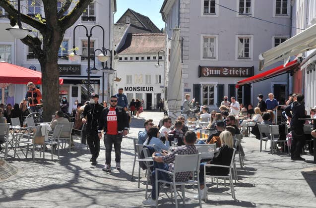 The retail trade in the Saarbrücken city centre and the outdoor gastronomy at the St Johanner Markt will be open on Friday 23 04 2021 for the last day before the federal emergency brake comes into force The sunny weather will once again lure many Saarlanders outdoors on this occasion bub