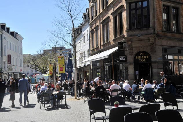 The retail trade in the Saarbrücken city centre and the outdoor gastronomy at the St Johanner Markt will be open on Friday 23 04 2021 for the last day before the federal emergency brake comes into force The sunny weather will once again lure many Saarlanders outdoors on this occasion bub