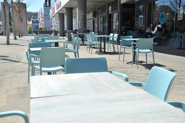 The retail trade in the Saarbrücken city centre and the outdoor gastronomy at the St Johanner Markt will be open on Friday 23 04 2021 for the last day before the federal emergency brake comes into force The sunny weather will once again lure many Saarlanders outdoors on this occasion bub