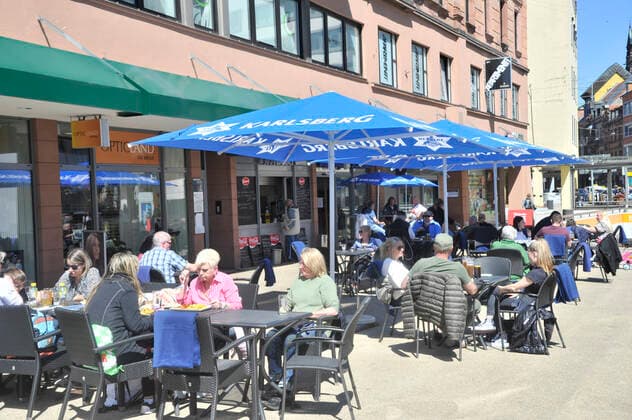 The retail trade in the Saarbrücken city centre and the outdoor gastronomy at the St Johanner Markt will be open on Friday 23 04 2021 for the last day before the federal emergency brake comes into force The sunny weather will once again lure many Saarlanders outdoors on this occasion bub