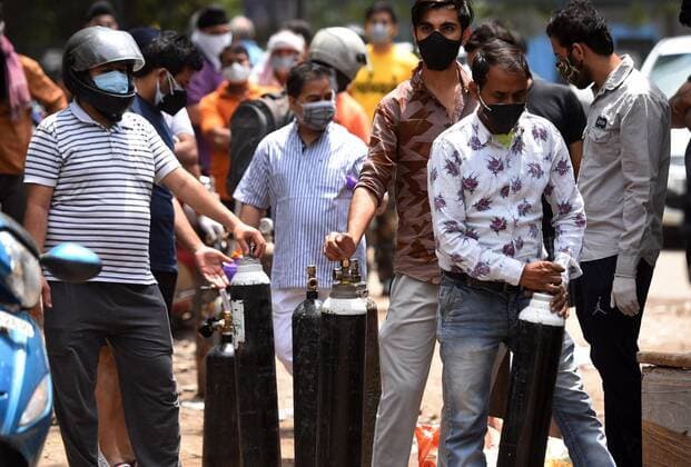 Coronavirus in Indien, Eindrücke aus Neu-Delhi NEW DELHI, INDIA ? APRIL 23: People wait in long queue for their turn to refill Oxygen cylinders at a medical gas supplier in Kailash Park near Moti Nagar on April 23, 2021 in New Delhi, India. (Photo by Mohd Zakir Hindustan Times ) Daily Life Amid Coronavirus Pandemic In India