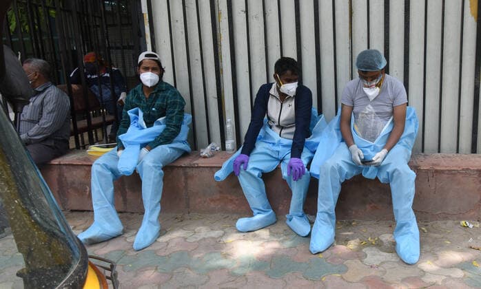 Coronavirus in Indien, Eindrücke aus Neu-Delhi NEW DELHI, INDIA APRIL 23: Relatives of a Covid-19 victim waiting to collect the body from the mortuary at Lok Nayak Jai Prakash (LNJP) hospital on April 23, 2021 in New Delhi, India. (Photo by Raj K Raj Hindustan Times ) Daily Life Amid Coronavirus Pandemic In India