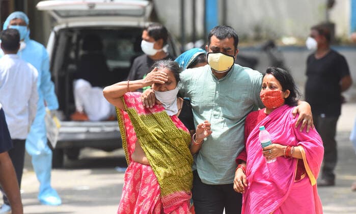 Coronavirus in Indien, Eindrücke aus Neu-Delhi NEW DELHI, INDIA APRIL 23: Relatives of a person who died due to Covid-19, mourning while waiting outside the mortuary at Lok Nayak Jai Prakash (LNJP) hospital on April 23, 2021 in New Delhi, India. (Photo by Raj K Raj Hindustan Times ) Daily Life Amid Coronavirus Pandemic In India