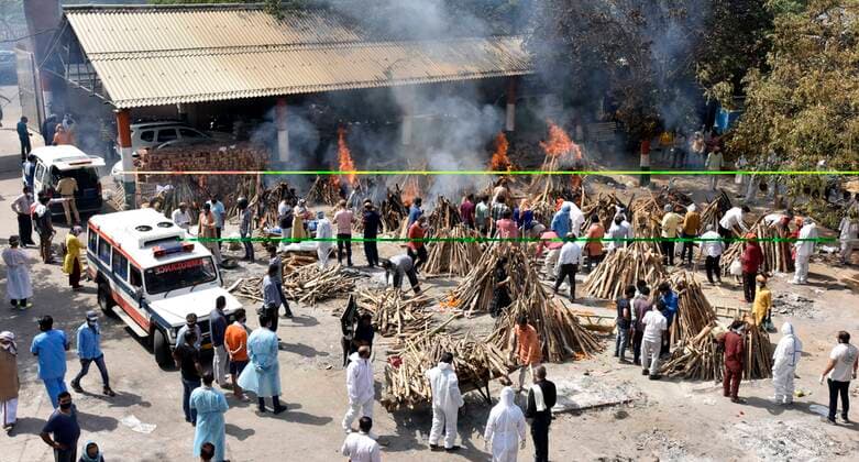 Coronavirus in Indien, Eindrücke aus Neu-Delhi NEW DELHI, INDIA APRIL 23: A view of multiple funeral pyres of Covid-19 victims, at Gazipur Ghat crematorium, on April 23, 2021 in New Delhi, India. (Photo by Sanjeev Verma Hindustan Times ) Daily Life Amid Coronavirus Pandemic In India