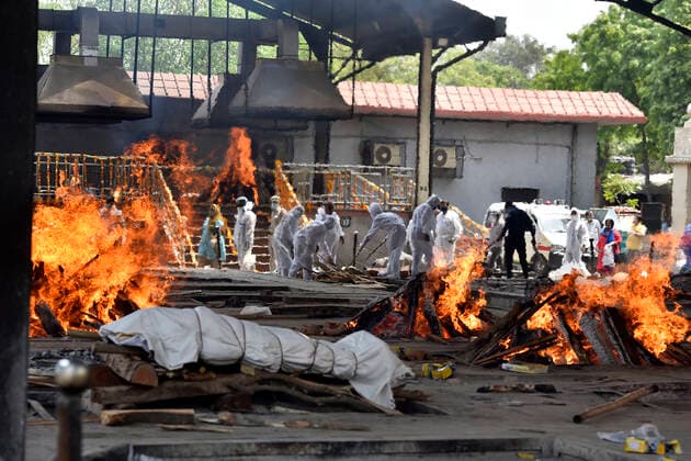 News Bilder des Tages Coronavirus in Indien, Eindrücke aus Neu-Delhi NEW DELHI, INDIA APRIL 23: A view of multiple funeral pyres of Covid-19 victims, at Nigambodh Ghat crematorium, on April 23, 2021 in New Delhi, India. (Photo by Sanjeev Verma Hindustan Times ) Daily Life Amid Coronavirus Pandemic In India