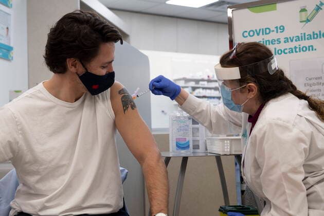 Coronavirus in Kanada, Justin Trudeau und seine Frau lassen sich mit AstraZeneca impfen April 23, 2021, Ottawa, on, Canada: Prime Minister Justin Trudeau receives his COVID-19 AstraZeneca vaccination in Ottawa on Friday April 23, 2021. Ottawa Canada  - ZUMAc35_ 20210423_zaf_c35_050 Copyright: xAdrianxWyldx