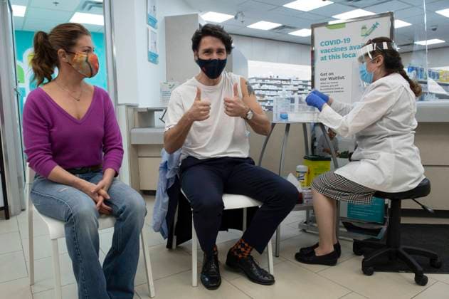 Coronavirus in Kanada, Justin Trudeau und seine Frau lassen sich mit AstraZeneca impfen April 23, 2021, Ottawa, on, Canada: Sophie Gregoire Trudeau looks on as Prime Minister Justin Trudeau gives the thumbs up after being receiving his first COVID-19 AstraZeneca vaccination in Ottawa on Friday April 23, 2021. Ottawa Canada  - ZUMAc35_ 20210423_zaf_c35_054 Copyright: xAdrianxWyldx