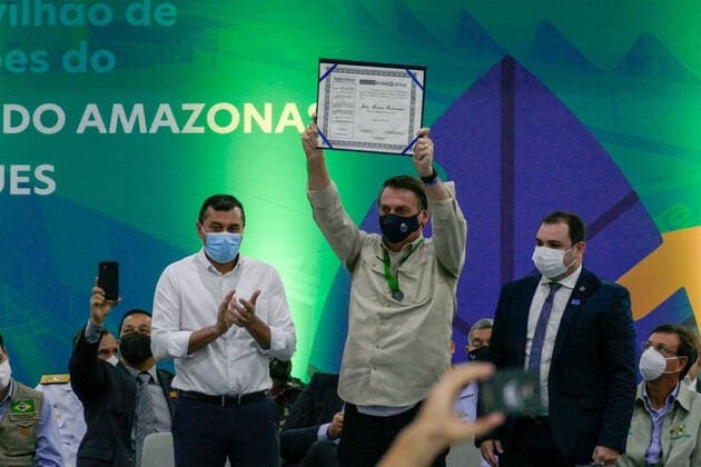 MANAUS, AM - 23.04.2021: BOLSONARO GANHA PLACA DE CIDADÃO EM MANAUS - President of the Republic, Jair Bolsonaro (without party), receives the Citizen of Amazonas plaque and participates in the inauguration of the second stage of the Amazonas Vasco Vasques Convention Center (CCAVV), this Friday morning (23). In the photo, President Jair Bolsonaro receives the Citizen Amazonense plaque. x2056890x  SandroxPereira