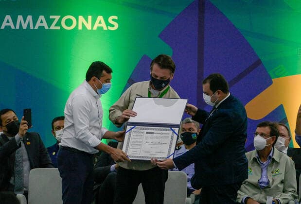 MANAUS, AM - 23.04.2021: BOLSONARO GANHA PLACA DE CIDADÃO EM MANAUS - President of the Republic, Jair Bolsonaro (without party), receives the Citizen of Amazonas plaque and participates in the inauguration of the second stage of the Amazonas Vasco Vasques Convention Center (CCAVV), this Friday morning (23). In the photo, President Jair Bolsonaro receives the Citizen Amazonense plaque. x2056891x  SandroxPereira